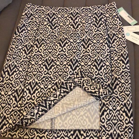 Black and white slimming stretch skirt 22” waist to hem-sz M front slit - Picture 8 of 8